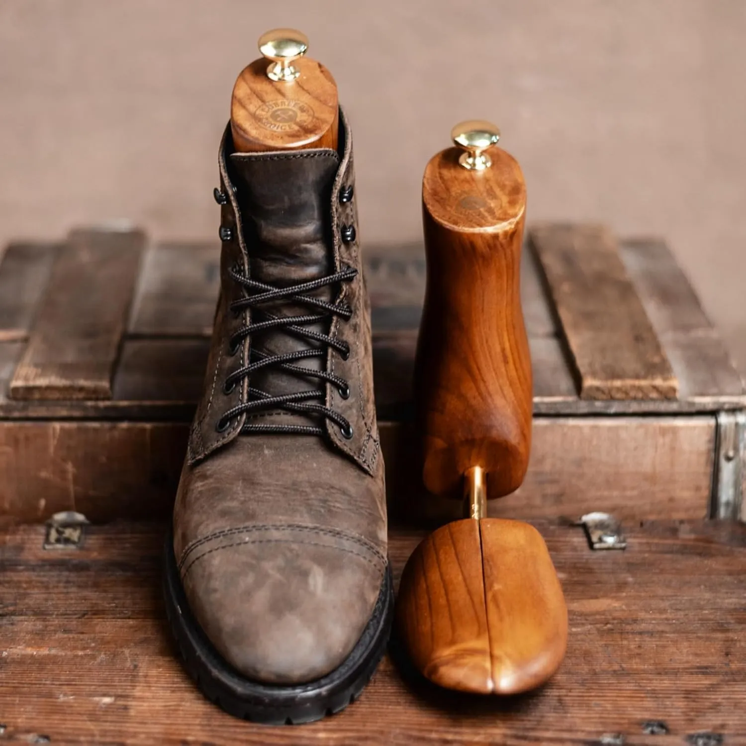 Cobbler's Choice Co. Finest Quality Men’s Boot Tree – Varnished Natural Wood, Timeless Design, Signature Finish, Brown