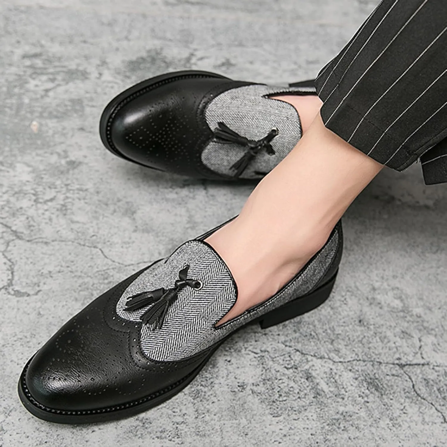 Men's Patchwork Two Tone Slip On Tassel Dress Loafers Fashion Hand Stitched Leather Carving Punched Brogues Oxford Shoes Pointed Toe Low Top Luxury Business Formal Shoes