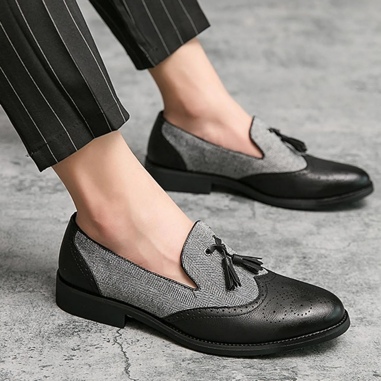 Men's Patchwork Two Tone Slip On Tassel Dress Loafers Fashion Hand Stitched Leather Carving Punched Brogues Oxford Shoes Pointed Toe Low Top Luxury Business Formal Shoes