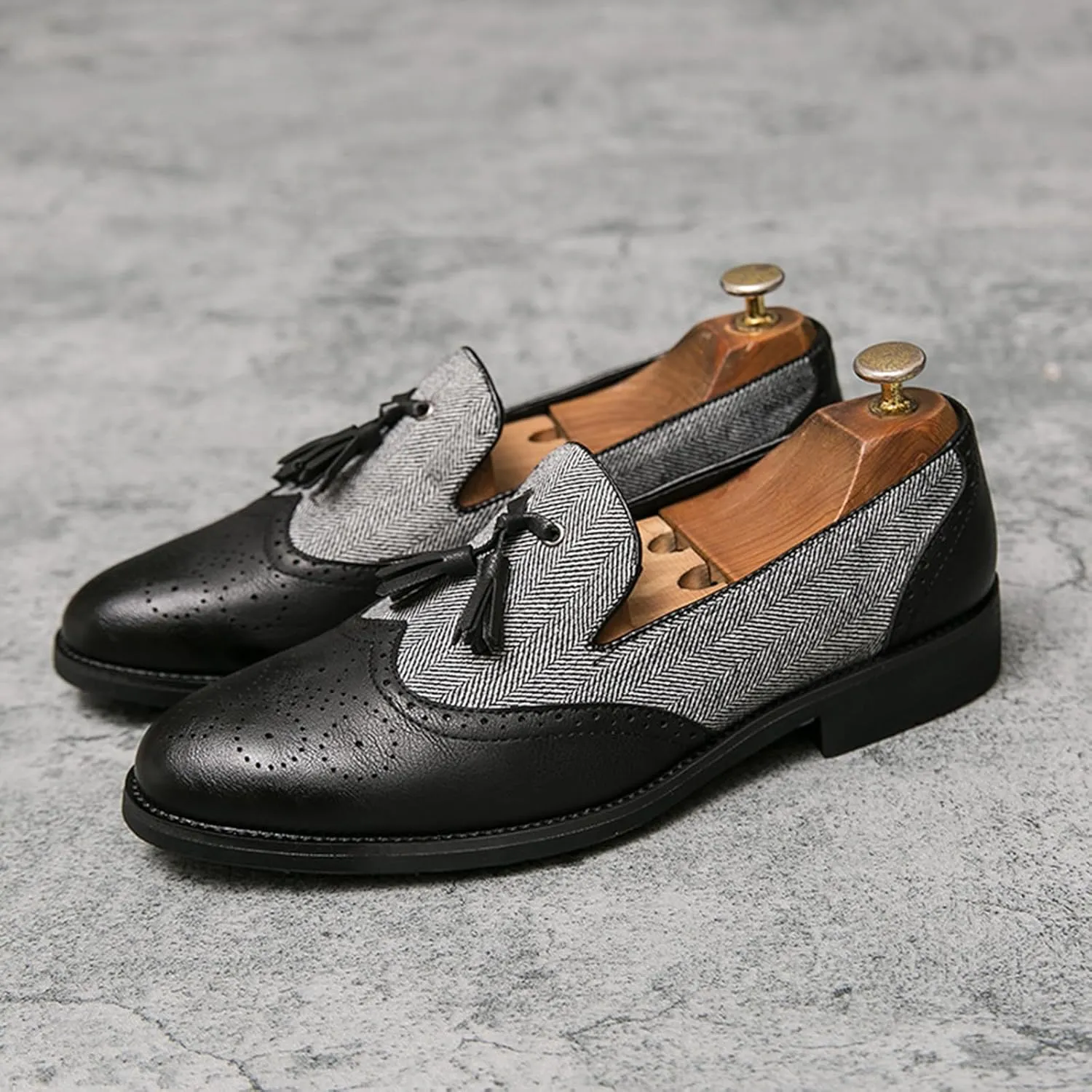 Men's Patchwork Two Tone Slip On Tassel Dress Loafers Fashion Hand Stitched Leather Carving Punched Brogues Oxford Shoes Pointed Toe Low Top Luxury Business Formal Shoes