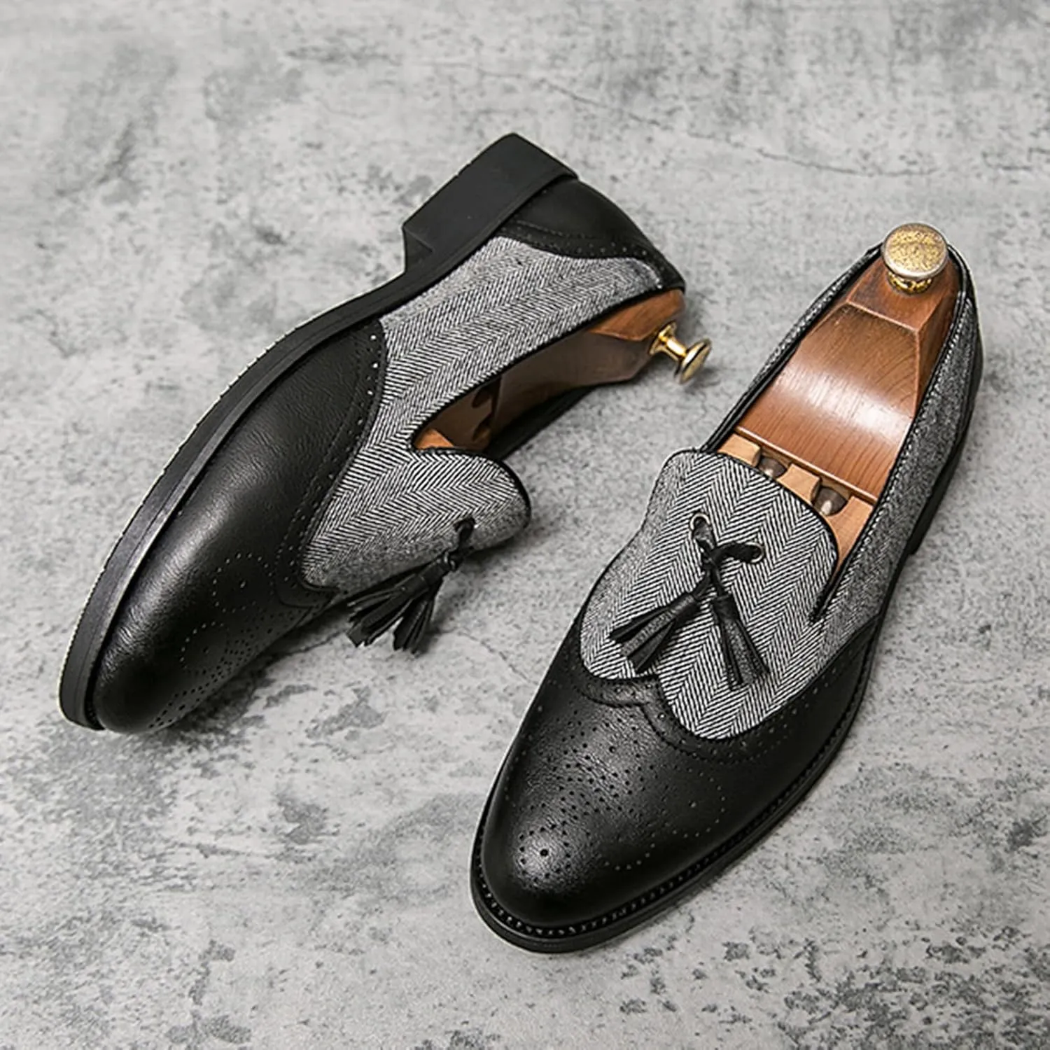 Men's Patchwork Two Tone Slip On Tassel Dress Loafers Fashion Hand Stitched Leather Carving Punched Brogues Oxford Shoes Pointed Toe Low Top Luxury Business Formal Shoes