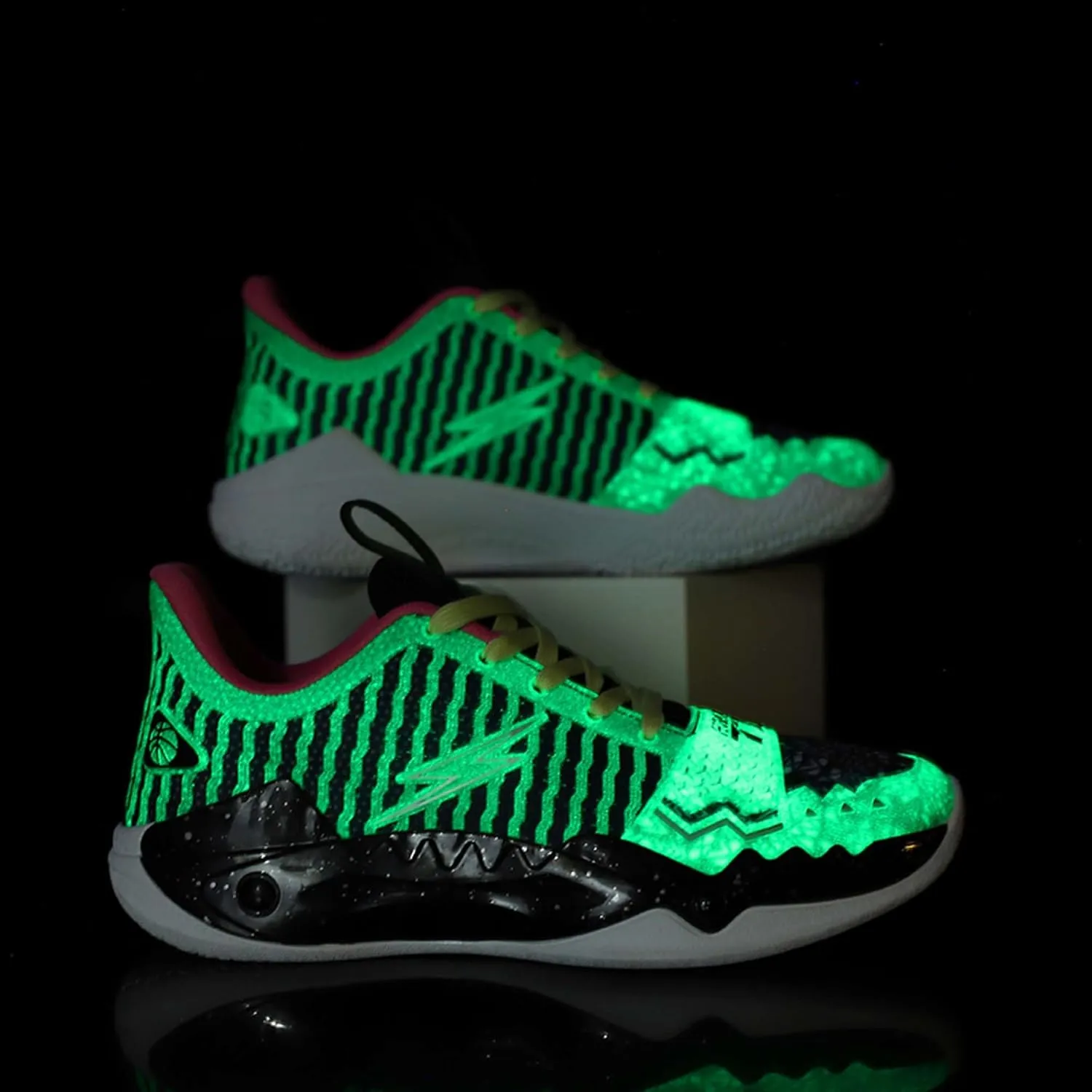 Youth Men's Women's Training Basketball Shoes Luminous Lightweight Fashion Anti-Slip Breathable Sneakers